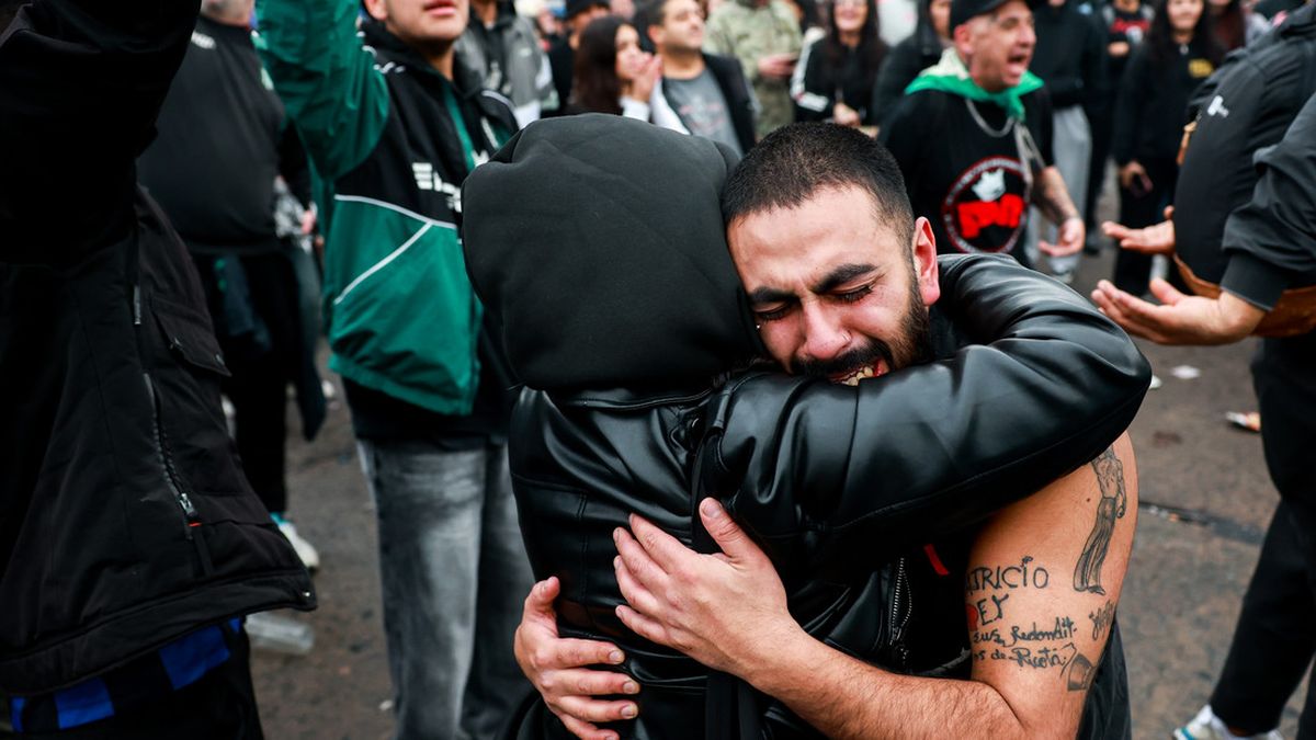 Entre banderas, canciones y emoción: así se vive la multitud