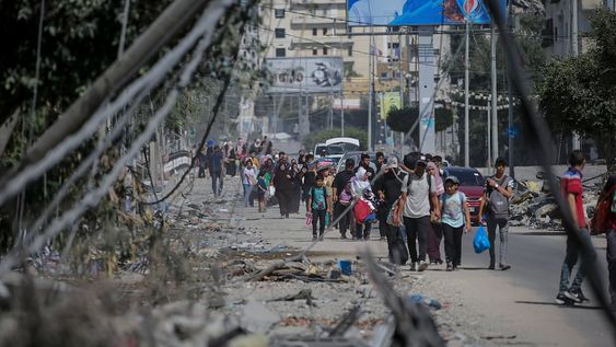 Gaza (---), 13/10/2023.- Residents evacuate Gaza City following an Israeli warning of increased military operations in the Gaza Strip, 13 October 2023. The Israeli Defense Force (IDF) on 13 October called for the evacuation of all civilians of northern Gaza, ahead of an expected ground invasion. EFE/EPA/MOHAMMED SABER