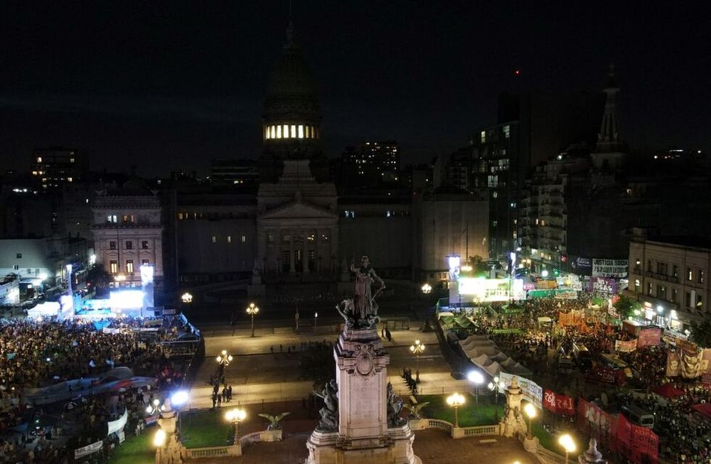 Una multitud de personas, a favor y en contra del aborto, hizo vigilia afuera del Congreso durante el debate por la ley de interrupción voluntaria del embarazo. Clarín