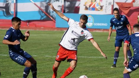 Diego Tonetto, de Maipú, domina el balón ante la marca de dos jugadores de Quilmes. / Gentileza: Prensa CDM.