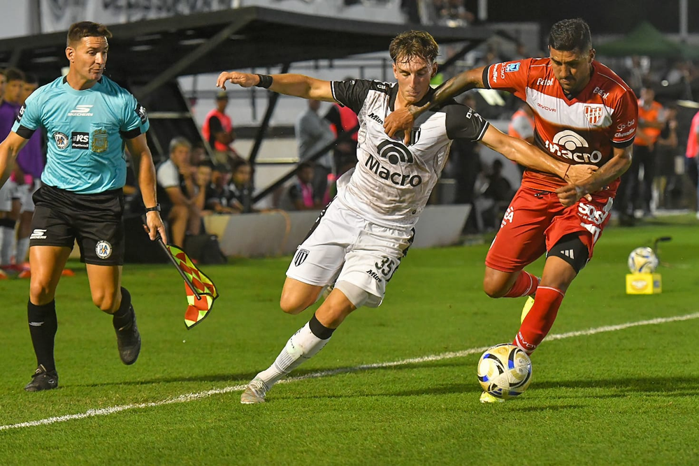 El pibe Valentino Simoni en plena lucha por sacarse la marca de encima, en el partido&nbsp; que Gimnasia le gan&oacute; a Instituto por la m&iacute;nima diferencia.