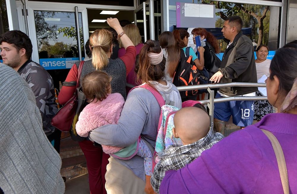 Demoras y largas filas en la Administración Nacional de la Seguridad Social (Anses), sucursal Guaymallén, que habilitó la inscripción presencial y sin turno para recibir el bono de 45.000 pesos. Foto: Orlando Pelichotti