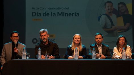 La vicegobernadora de la provincia, Hebe Casado; el intendente de la ciudad de Mendoza, Ulpiano Suárez; el director de Minería, Jerónimo Chantal; y la directora de Educación Superior, Mariela Ramos. Acompañados por autoridades del Instituto Superior Tecnológico (INSUTEC).
