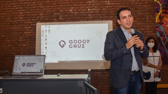 EduTec y la apuesta a achicar la brecha tecnológica: se hizo la primera entrega de netbooks a estudiantes de Godoy Cruz