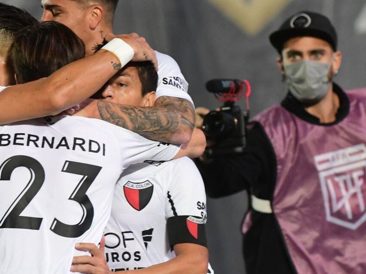 Luis Pulga Rodríguez convirtió para Colón ante Independiente en la semifinal de la Copa de la Liga Profesional de Fútbol.