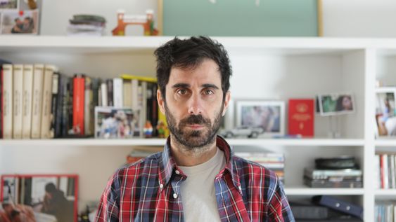 Esteban Menis, creador de la serie web Electrica, llega a Mendoza con un show de humor.