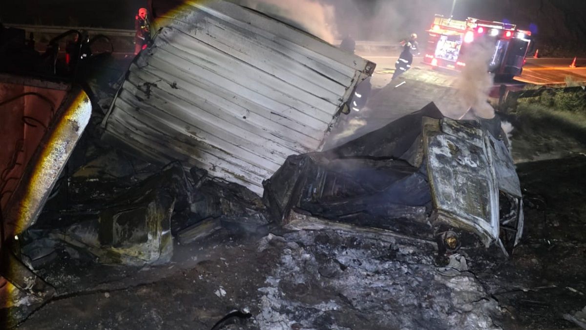 Choque e incendio entre dos camiones y un auto cerca de Potrerillos ...