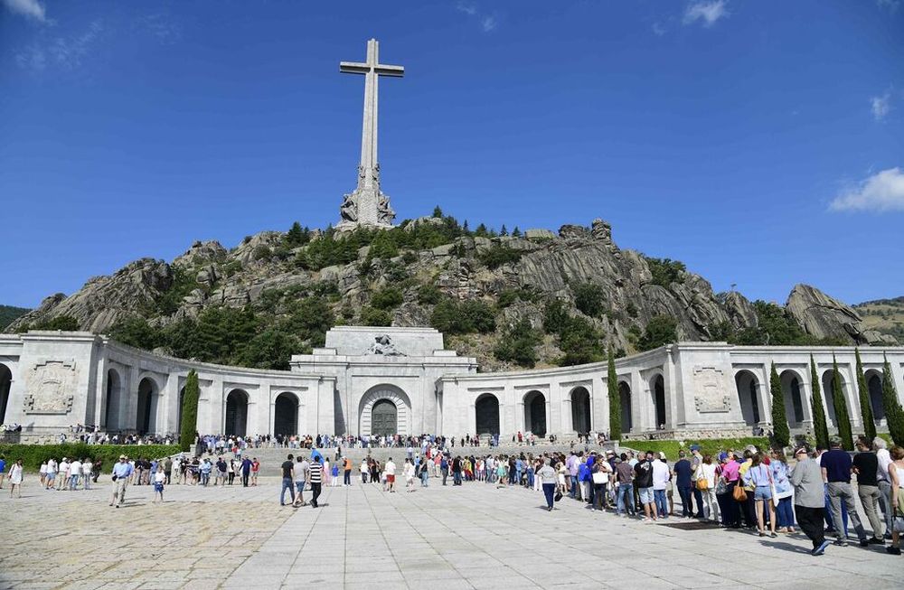 Por curiosidad o morbo miles de españoles visitan la tumba de Franco