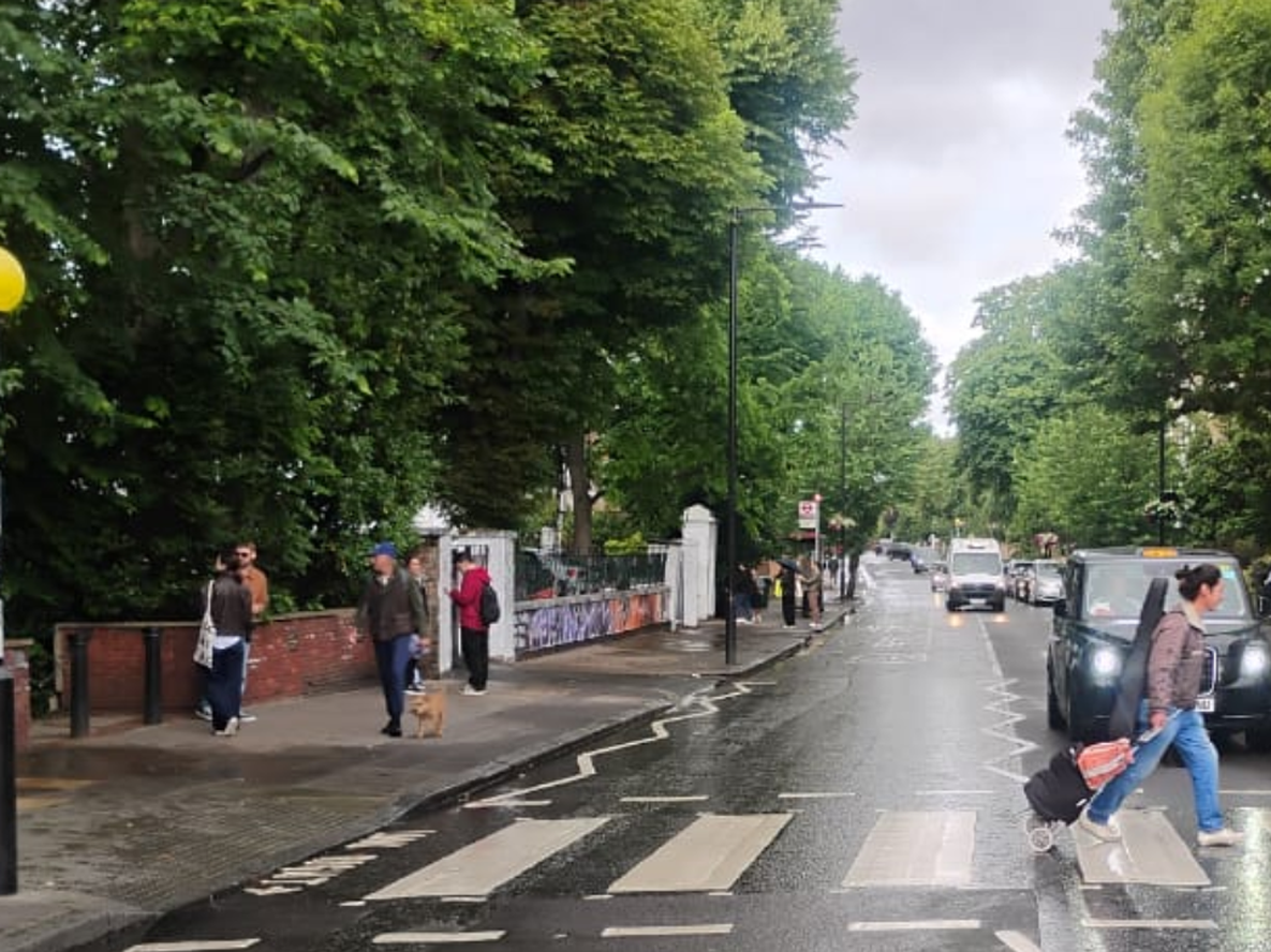 Caminando por la mítica  Abbey Road de Londres