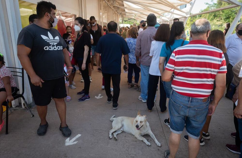 El gobierno apuntala la campaña de vacunación y los últimos días hubo filas en las sedes.  El vacunatorio de Campaña en el Parque Benegas de Godoy Cruz.Foto: Ignacio Blanco / Los Andes