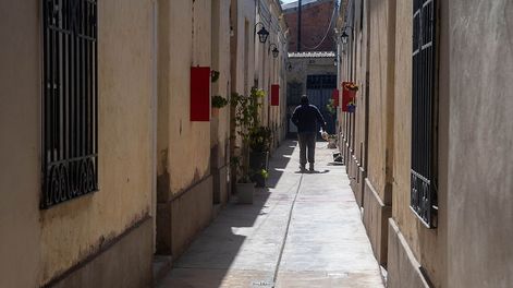 Los Andes | Las viejas edificaciones se mantienen en la avenida céntrica. Por su cercanía con el ferrocarril, conventillos y vecindades albergaron a los primeros inmigrantes. Foto: Ignacio Blanco / Los Andes