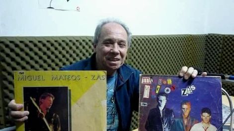 Los Andes | Eduardo Chino Sanz posa con los dos discos de Miguel Mateos/Zas en los que participó como guitarrista. Entre ellos, Rockas vivas, uno de los más exitosos de la historia de la música argentina. | Gentileza