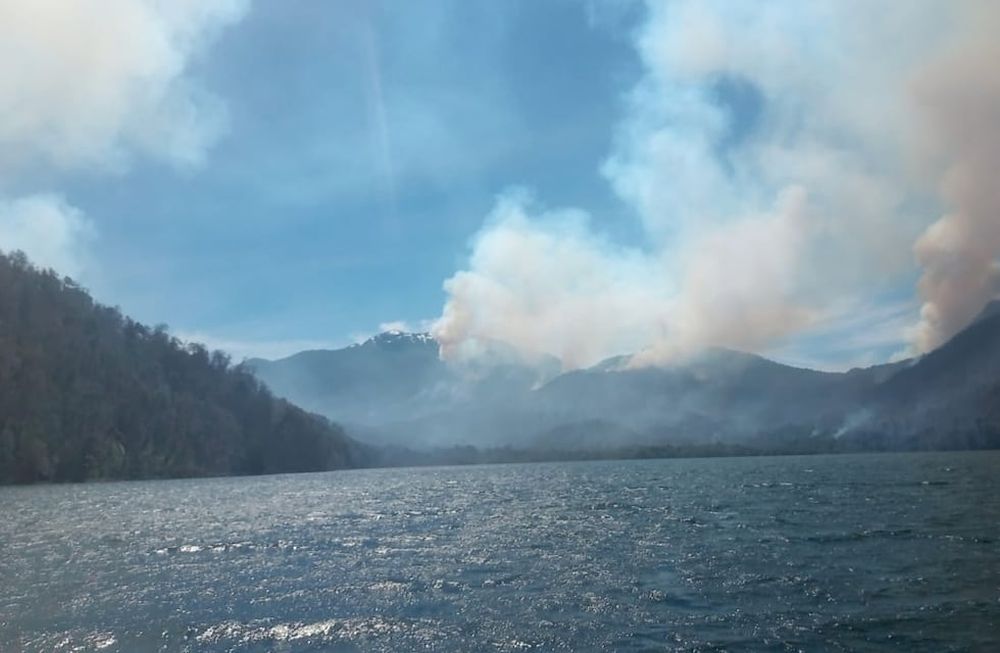 Un voraz incendio consumió 1800 hectáreas en el Parque Nacional Nahuel Huapi. Foto X @PnnhInforma