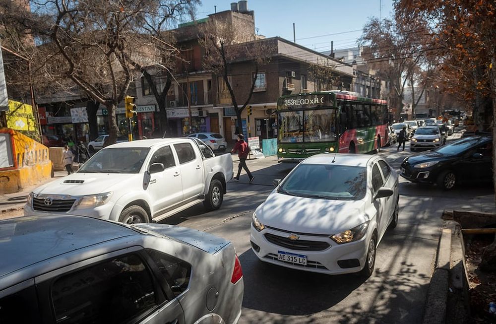 Los bocinazos y el avance a “paso de hombre” comienza a primeras horas de la mañana, incluso antes de que amanezca y abran los negocios de la zona. Foto: Ignacio Blanco  / Los Andes