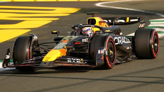 El piloto holandés de Red Bull Max Verstappen, con la pole position del Gran Premio de Arabia Saudí de la Fórmula Uno. (AP Foto/Darko Bandic)