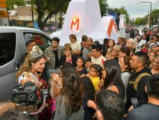 A lo largo del recorrido de Alejandrina Funes, la Reina Nacional de la Vendimia 2025, los vecinos de Las Heras se agolparon para saludarla y ella se bajó del carro para agradecer.