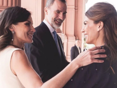 Fuentes cercanas a la realeza española afirman que habría un romance entre Juliana Awada y el rey Felipe.