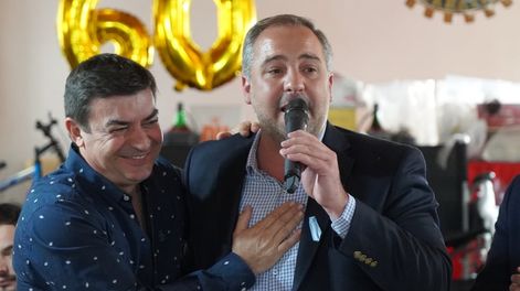 El macrista Omar De Marchi y el intendente de Maipú Matías Stevanato, se abrazan en un acto del Rotary Club de Rodeo del Medio.