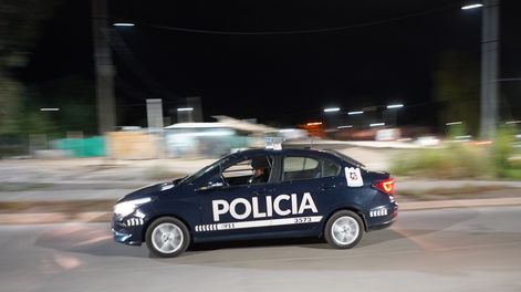 Balearon a una nena de 11 años cuando se asomó a abrir la puerta de su casa.