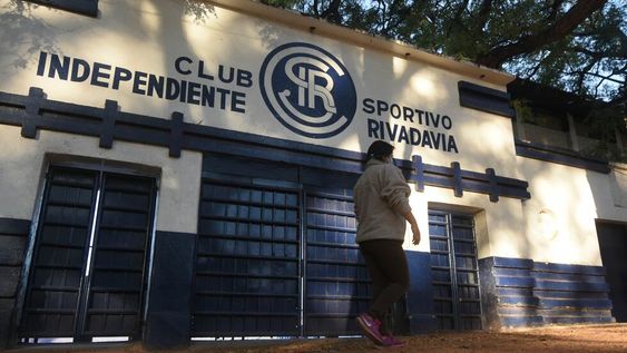 Frente e ingreso a las instalaciones del Club Sportivo Independiente Rivadavia, ubicado en el parque General San Martin de Ciudad. / José Gutiérrez