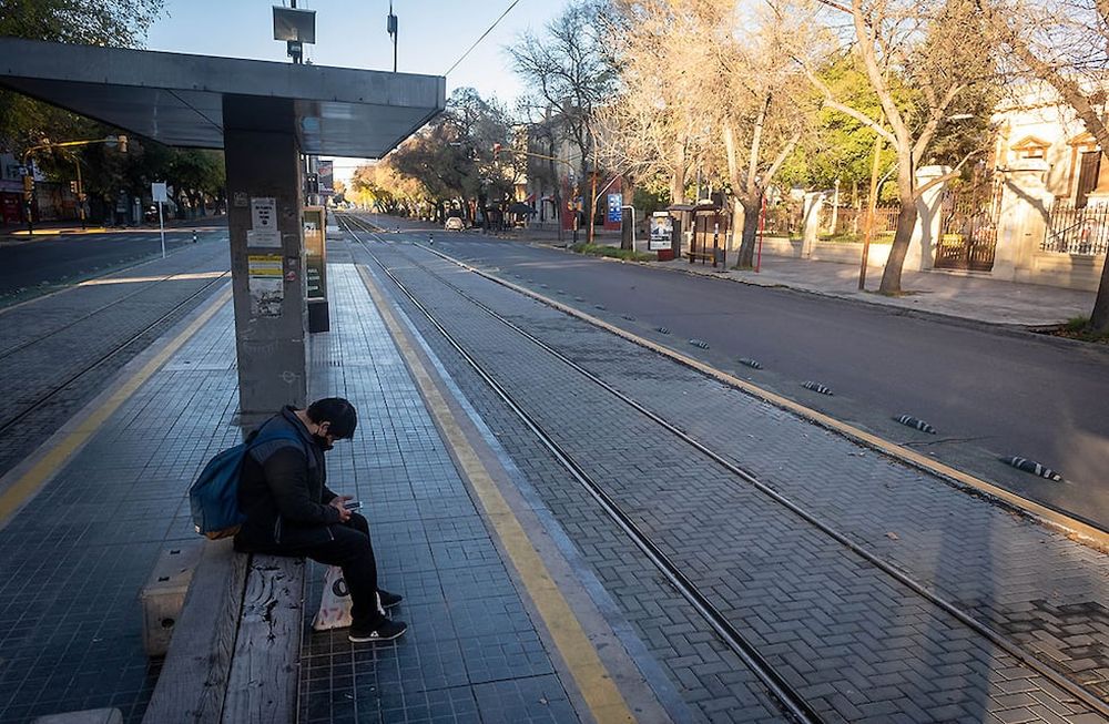 Con un confinamiento más duro, en la semana del 21 al 27 de mayo hubo un leve descenso de casos de Covid-19. Según se informó oficialmente, fueron 6.549 positivos y se sumaron 202 fallecimientos. / Foto: Ignacio Blanco