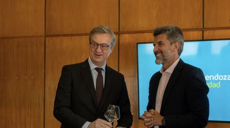 El embajador de la Unión Europea (UE) en Argentina, Erik Høeg, se reunió con el intendente de Capital, Ulpiano Suárez.