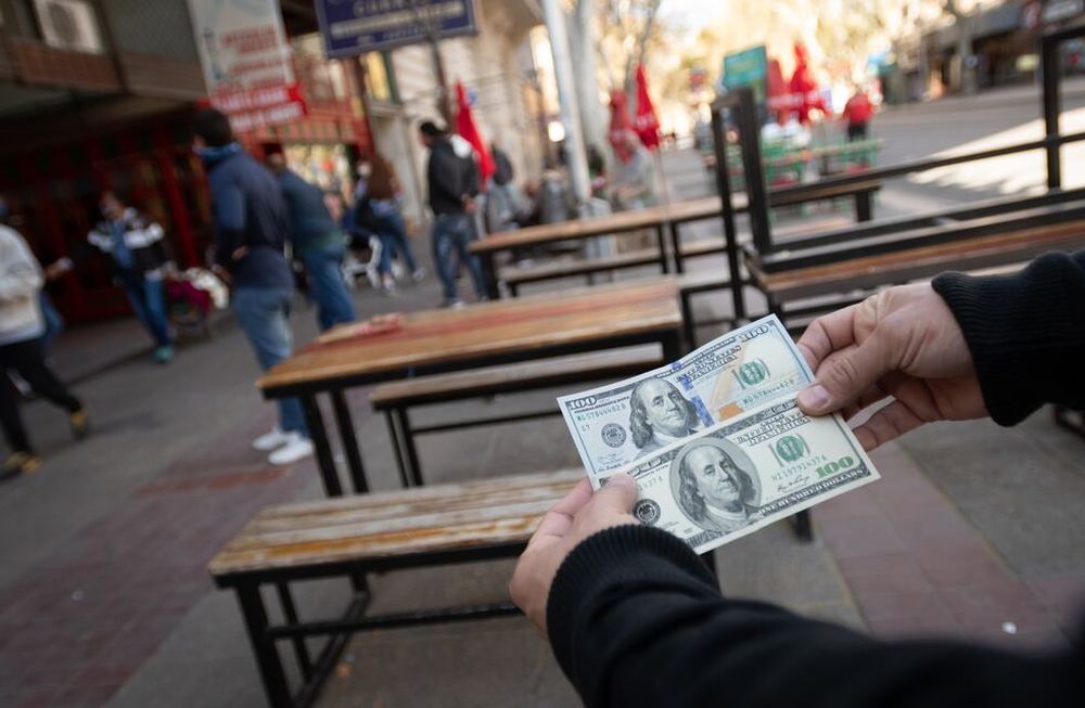 El dólar blue abrió en $261 en Mendoza y permite una “inversión” que le gana al plazo fijo