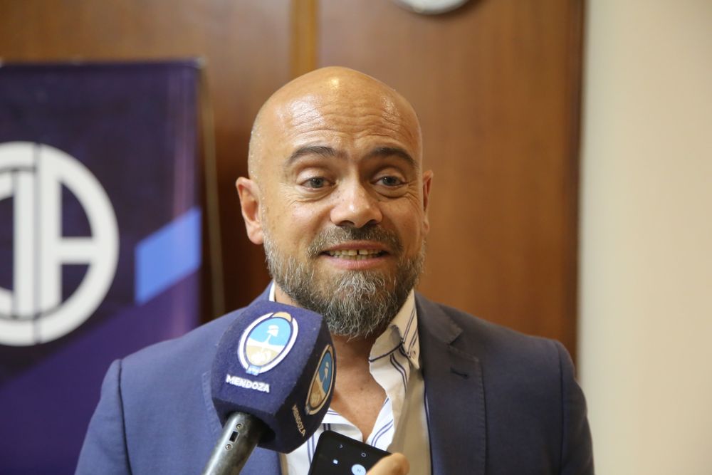 Alberto Marengo, subsecretario de Comercio, Industria y Logística, confirmó la creación de una mesa de trabajo y un canal de denuncias anónimo para combatir el comercio desleal en Mendoza.