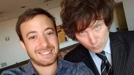 El influencer libertario Agustín Laje y el presidente Javier Milei (Foto archivo)