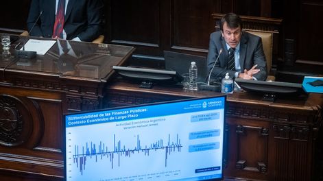 Los Andes | Lisandro Nieri, presentó los proyectos de ley de Avalúo e Impositiva. La gran novedad para el año que viene, es la reducción del 50% en la alícuota de Ingresos Brutos de 50 actividades, que incluirán a 9.777 contribuyentes. Foto: Ignacio Blanco / Los Ande