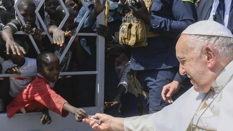 Los Andes | Jorge Bergoglio cumple 10 años como Papa Francisco. En la foto, un niño le da una limosna en Sudán del Sur, el país más pobre del mundo.