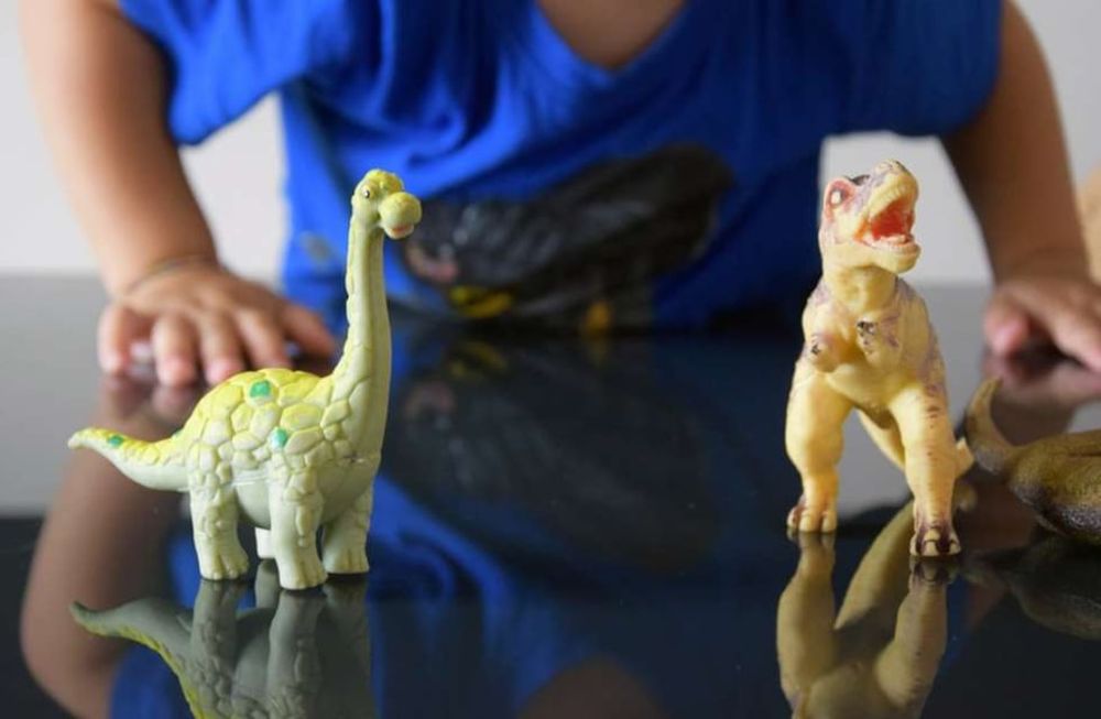 Los expertos recomiendan fuertemente estimular el juego con dinosaurios.