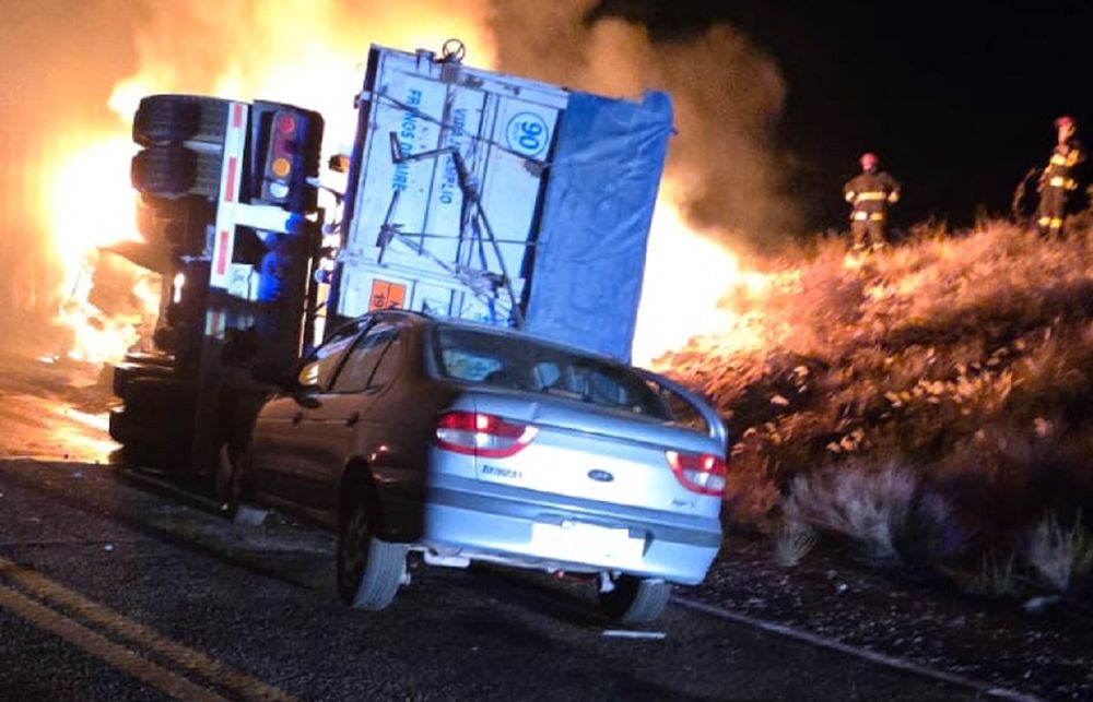 Choque e incendio entre dos camiones y un auto cerca de Potrerillos: dos muertos