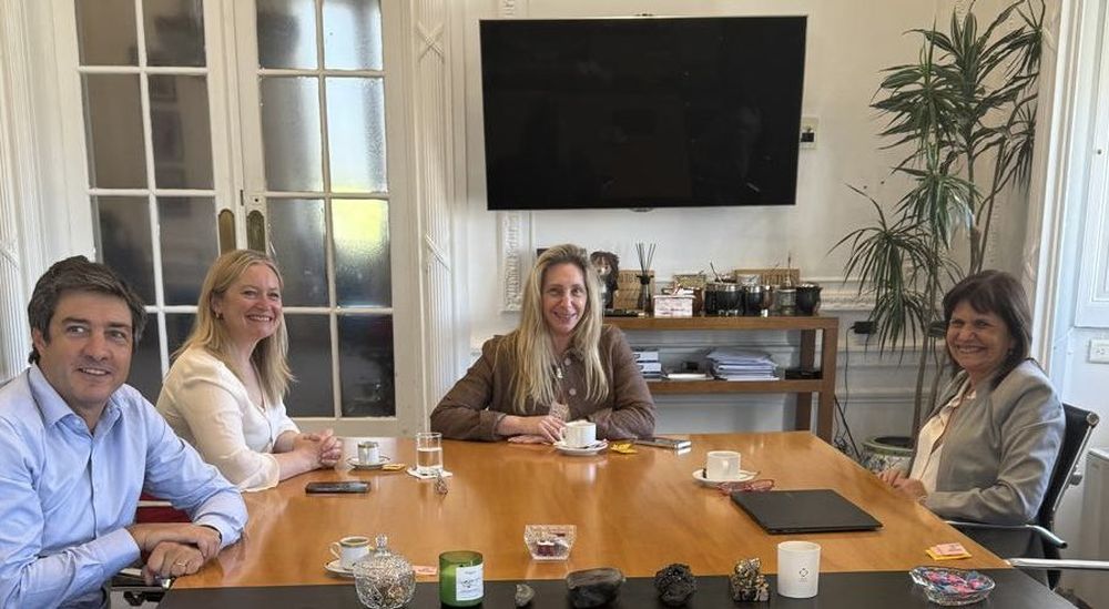 Karina Milei y la ministra Patricia Bullrich junto a la vicegobernadora Hebe Casado y el secretario legislativo Pablo Priore.