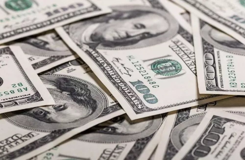 El dólar sigue en alza y el blue alcanzó los $136
