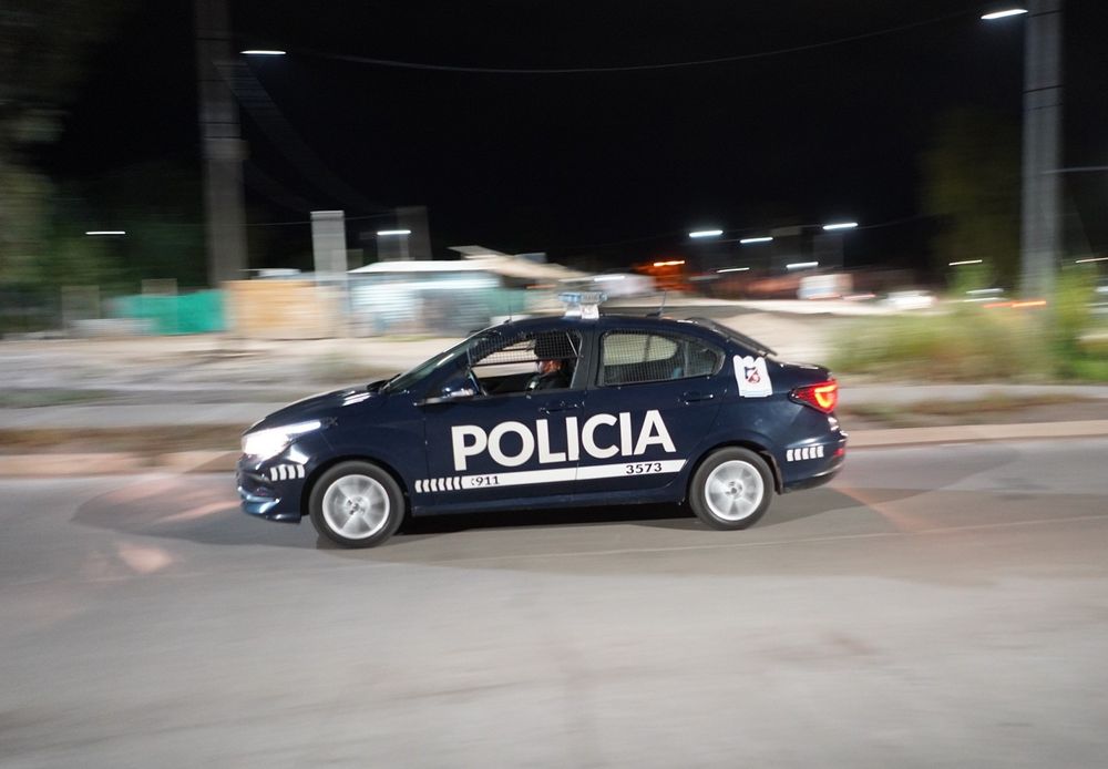 Se detuvo en la Ruta 40 por un desperfecto mecánico pero ladrones armados le robaron el auto