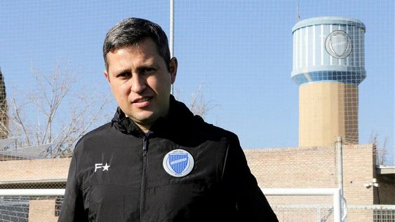 En poco más de un mes de trabajo como DT de Primera, Flores pasó de ser el exayudante de Bielsa a tener un estilo propio. / Prensa Club Godoy Cruz