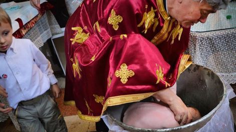Antes, quienes eran bautizados eran los adultos. Ahora, son recién nacidos frágiles dijo un sacerdote criticando la ceremonia en la Iglesia ortodoxa