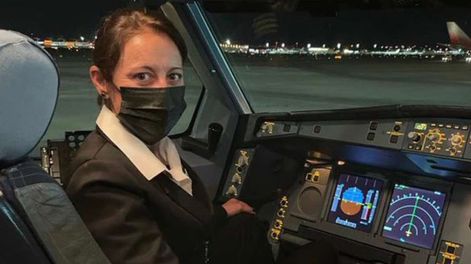 María Fernanda Coronel, la Tana, comanda uno de los aviones de Aerolíneas Argentinas que va a buscar vacunas e insumos a Rusia y China. TN.