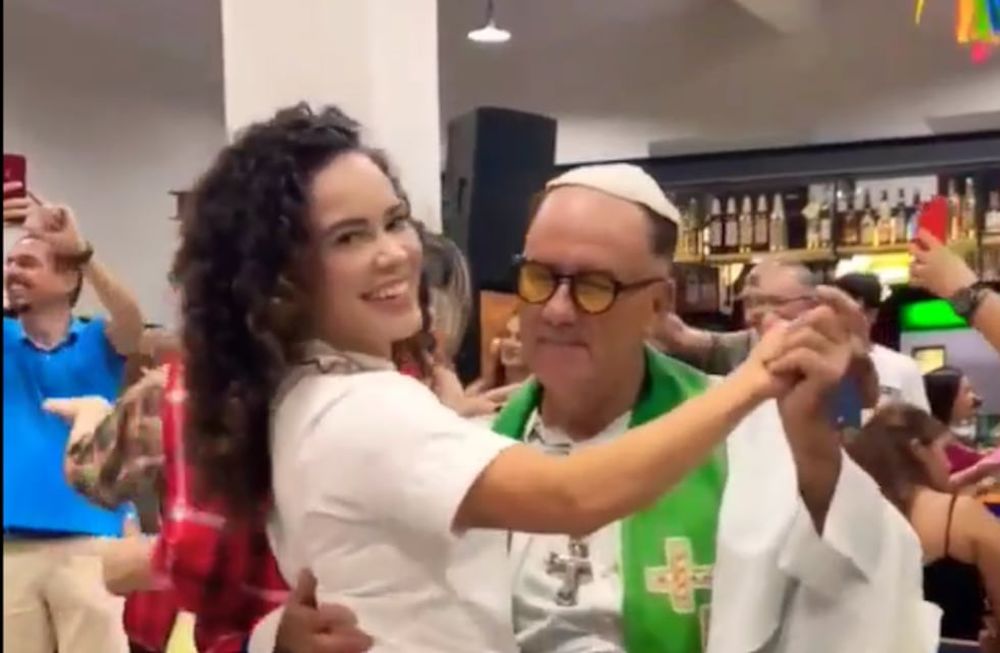 Cura causa revuelo al bailar con ferigresas
