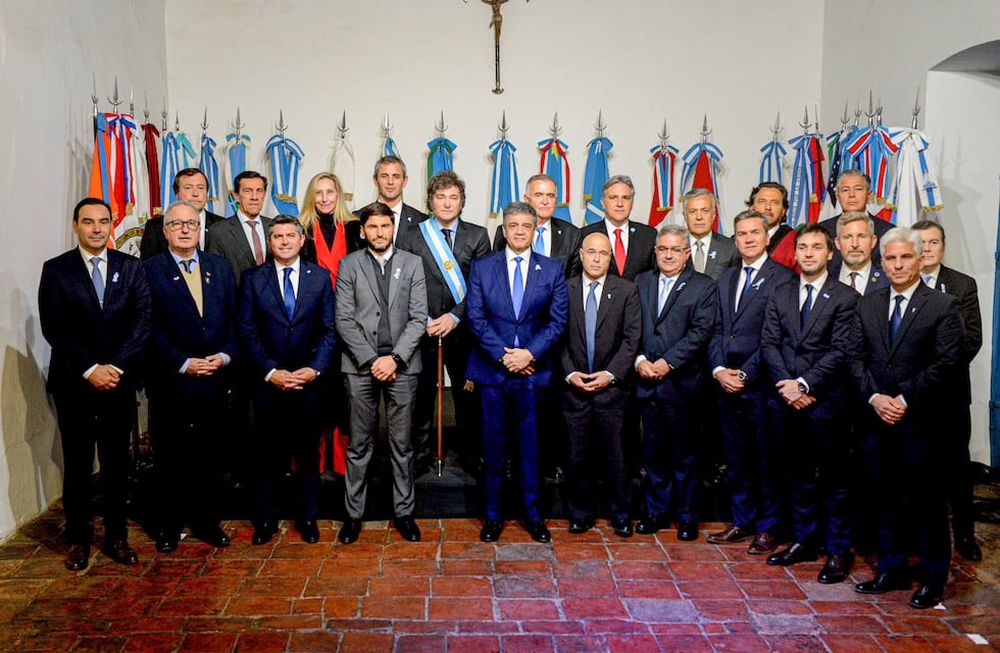El presidente Javier Milei, junto a gobernadores, cuando firmó el Pacto de Tucumán (2024). Foto archivo: Presidencia