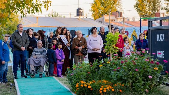 Stevanato inauguró la Plaza del Barrio Amupe II