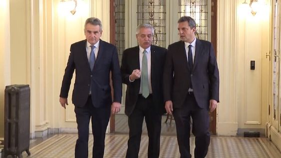 Massa, en modo campaña: prometió una medida de “alivio” en Ganancias. En la foto, junto a su compañero de fórmula Rossi y el presidente Alberto Fernández. / Captura de video