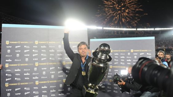 Marcelo Gallardo y la foto con la copa de la Liga Profesional. / Clarín