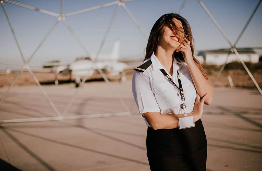 Débora Cerdá (26) es Tripulante de Cabina, Operadora de radio y Señalera de Aeródromo. Hace dos años trabajaba como moza en el Aeropuerto de Mendoza y hoy es una de las embajadoras de la aviación a nivel nacional.