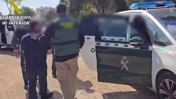 Personal policial encontró dispositivos tecnológicos, como USBs y discos duros, con Material de Abuso Sexual Infantil (MASI) en la vivienda del detenido. Foto: Gentileza Guardia Civil Española.