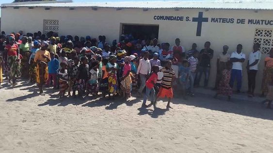 Miles de personas huyen con lo puesto de sus hogares al norte de Mozambique, donde grupos afiliados a Estado Islámico masacran comunidades y secuestran mujeres para esclavizarlas sexualmente o asesinarlas.