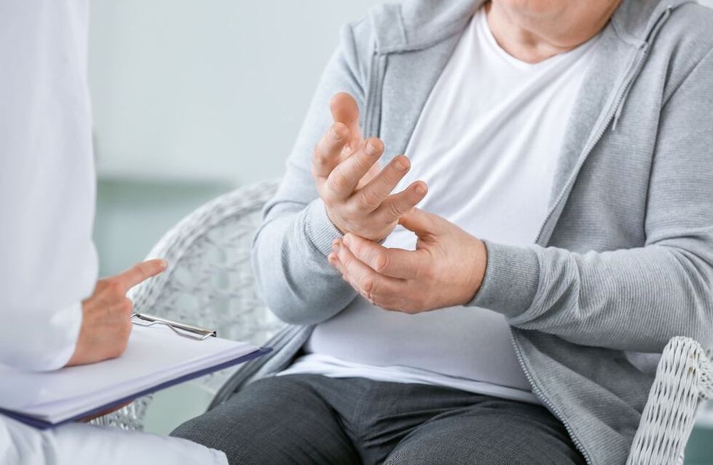 La enfermedad de Parkinson es una enfermedad neurodegenerativa, y como tal, tiene como característica principal la degeneración progresiva de neuronas.