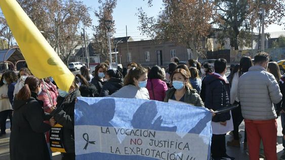 Trabajadores de la salud reclamaron esta mañana en la puerta del Hospital Notti, en el inicio de la vacunación a adolescentes con factores de riesgo. Foto: Orlando Pelichotti / Los Andes.