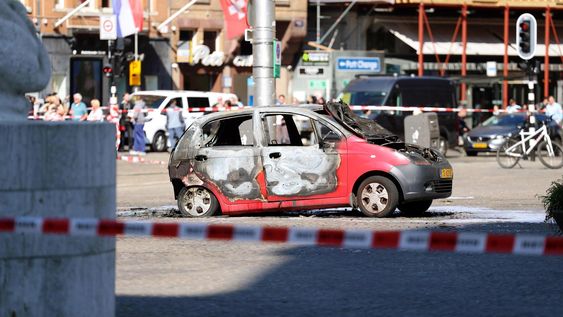 Un auto se incendió en la Plaza Dam, cerca del Monumento Nacional de Ámsterdam.